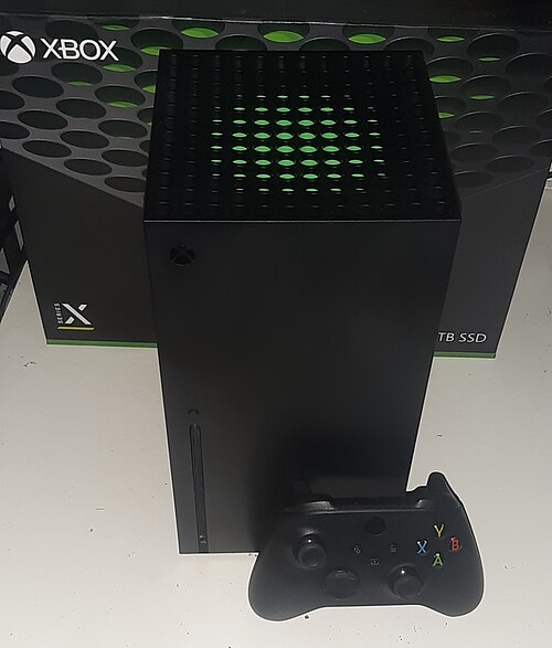 Xbox Series X negra con lector y mando. No representa la edición digital blanca.